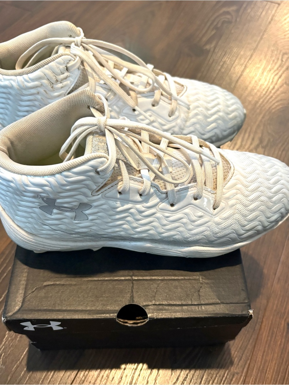 Under Armour boys size 5Y football cleats